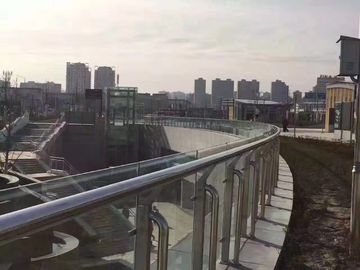 Популярные в странах Ближнего Востока стеклянные балконные ограждения со стойками из нержавеющей стали поставщик